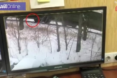 Khoảnh khắc cậu bé Arkady bị ngã và bị đoàn tàu cán qua