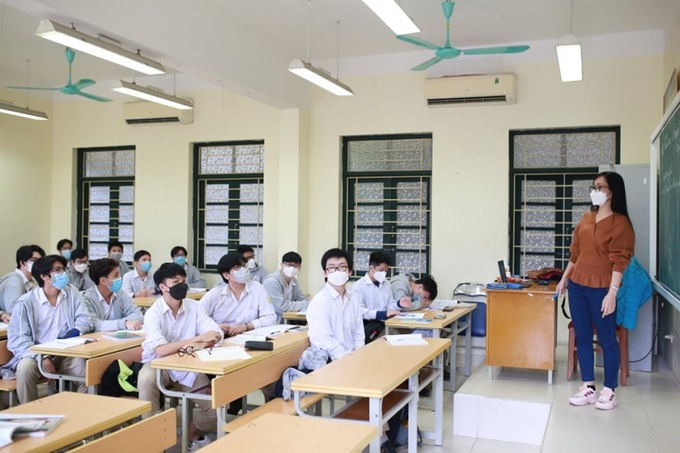 Học sinh khối 12 của Trường THPT Phan Huy Chú - Đống Đa vui vẻ khi được đi học trực tiếp trở lại. Ảnh: Nhật Nguyên.