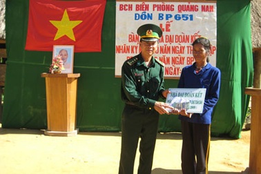 Bộ đội cho gạo, cho thuốc, cho cái chữ…