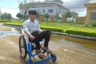 Chàng sinh viên Quảng Bình sáng chế xe lăn điện giá rẻ