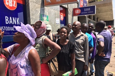 Quá thiếu lương thực, đồ dùng, dân Zimbabwe cứ thấy xếp hàng là “nhảy” vào