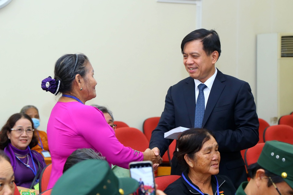 Bộ LĐ-TBXH tiếp đoàn đại biểu người có công tỉnh Bình Dương và Tiền Giang - 4 Bộ LĐ-TBXH tiếp đoàn đại biểu người có công tỉnh Bình Dương và Tiền Giang - 4
