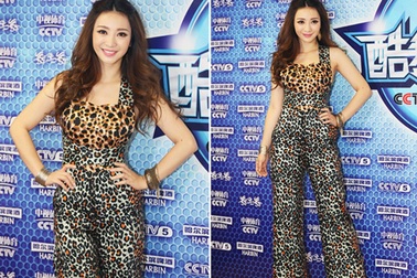 "Siêu vòng một" Liễu Nham cuốn hút với đồ họa tiết da báo