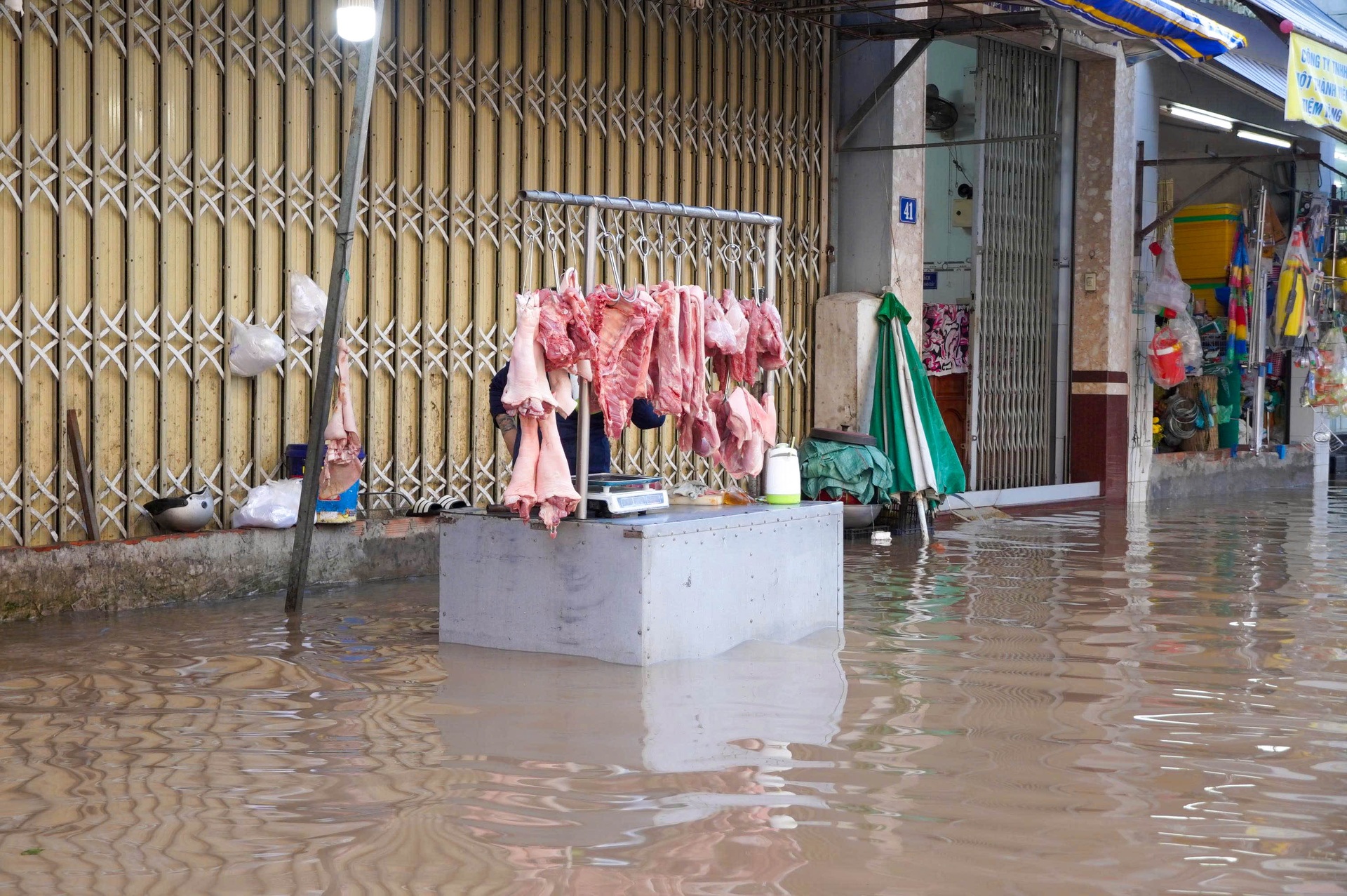 Người Cần Thơ đội mưa, lội nước về nhà trong ngày triều cường vượt báo động - 9
