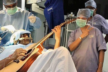 Nhạc công Ấn Độ chơi guitar trong khi đang phẫu thuật não