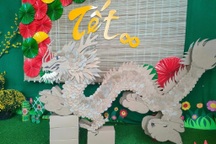 Linh vật rồng từ thùng giấy của giáo viên mầm non