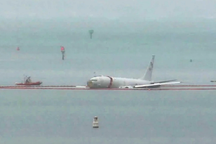 "Sát thủ diệt ngầm" P-8A Mỹ trượt khỏi đường băng, lao xuống biển