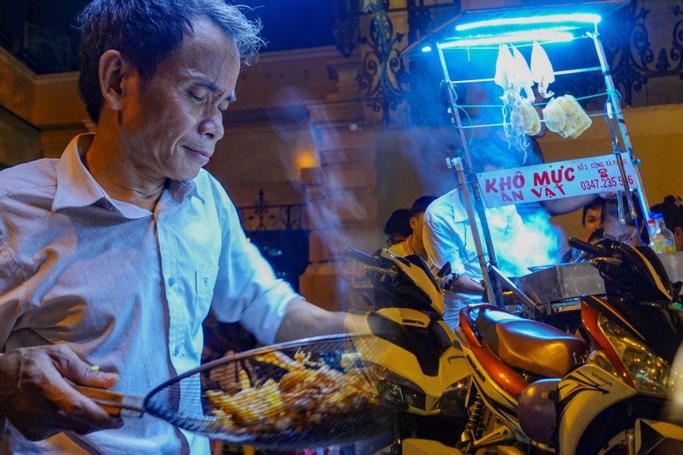 Lão gù ở nhà thờ Đức Bà với gánh hàng rong nuôi cả gia đình