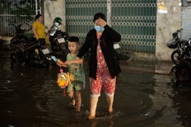 Lội nước ngập đi chơi Trung thu muộn ở TPHCM