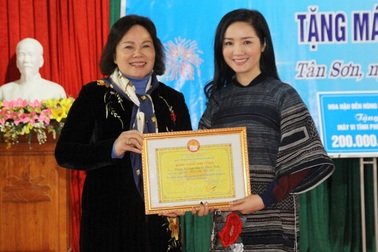 Hoa hậu Đền Hùng Giáng My trao quà tết cho học sinh có hoàn cảnh khó khăn