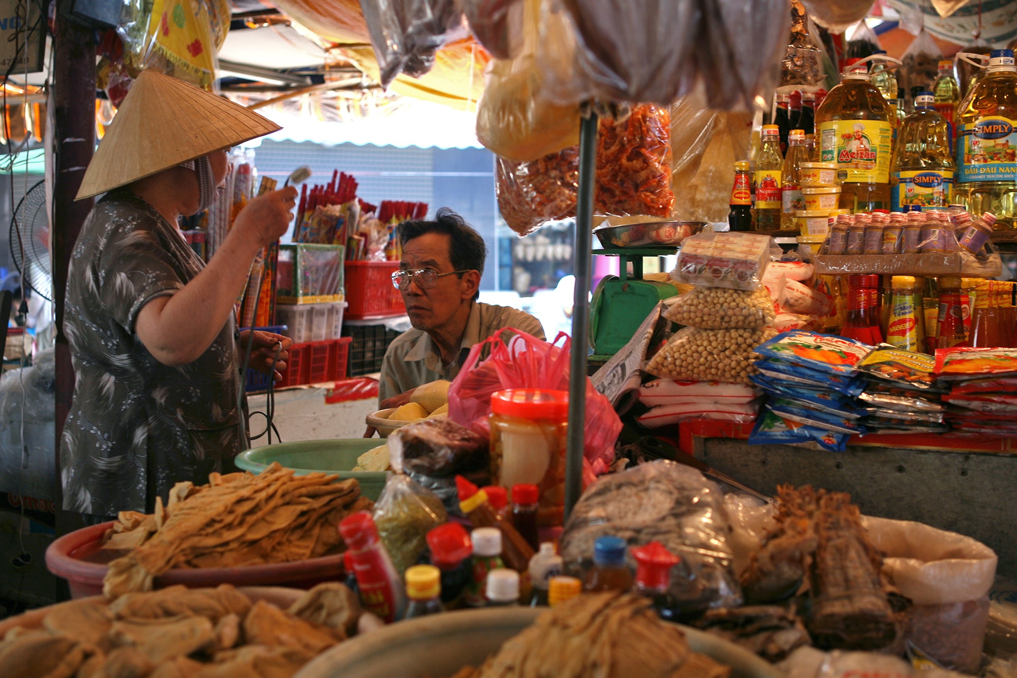Chợ Hàng Bè xưa họp và bày bán giữa lòng đường phố cổ - 3 Chợ Hàng Bè xưa họp và bày bán giữa lòng đường phố cổ - 3