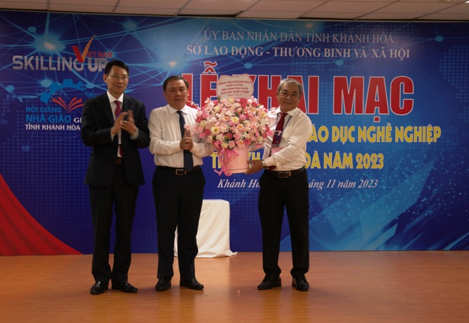 Ông Đinh Văn Thiệu-Phó Chủ tịch UBND tỉnh Khánh Hòa tặng hoa cho đơn vị tổ chức hội giảng
