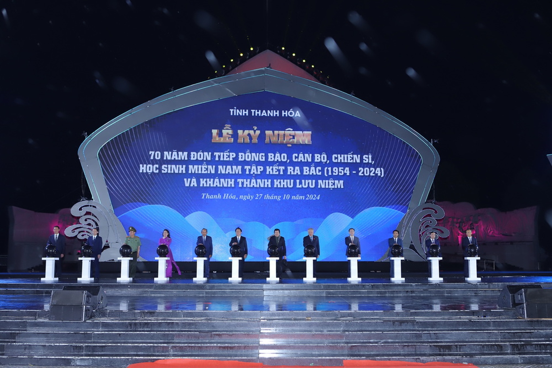 Hàng nghìn người đội mưa dự kỷ niệm 70 năm đồng bào miền Nam tập kết ra Bắc - 2 Hàng nghìn người đội mưa dự kỷ niệm 70 năm đồng bào miền Nam tập kết ra Bắc - 2