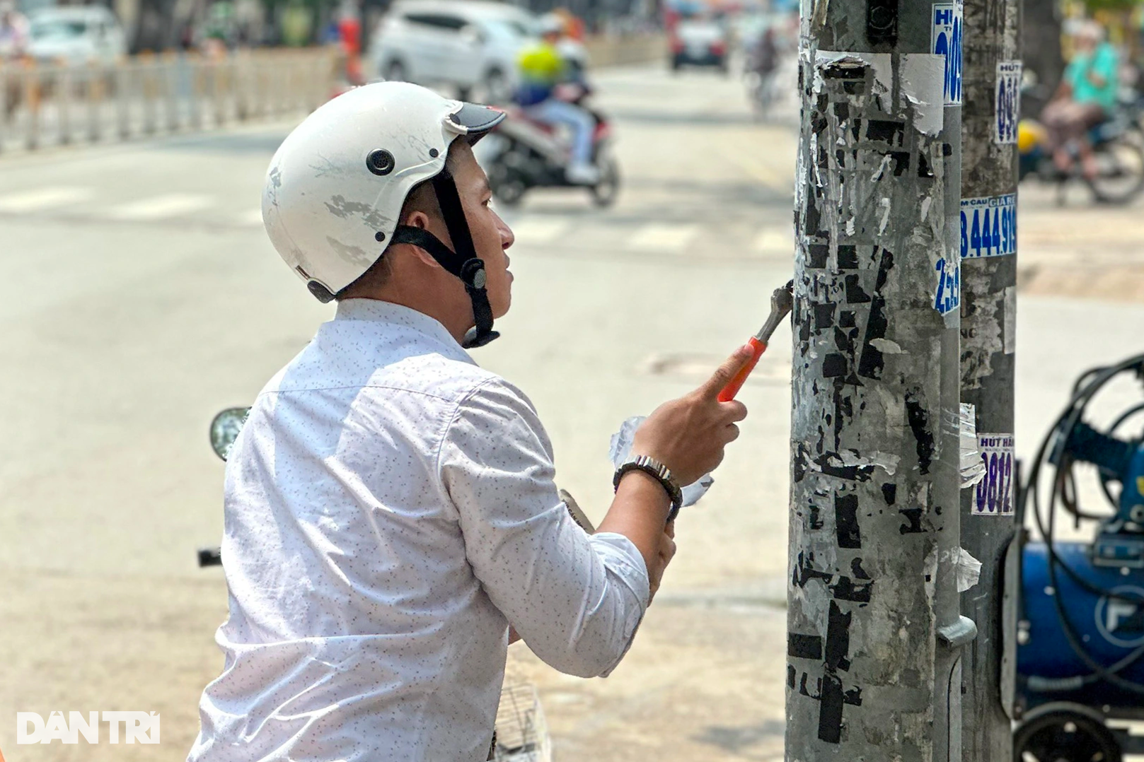 Dán quảng cáo lên cột điện TPHCM, người vi phạm bị bắt đi cạo bỏ - 1 Dán quảng cáo lên cột điện TPHCM, người vi phạm bị bắt đi cạo bỏ - 1