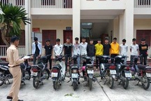 Hàng chục học sinh "biểu diễn" đua xe, bốc đầu, đánh võng...