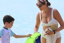 Bạn gái ông bầu siêu giàu Simon Cowell diện áo tắm gợi cảm