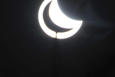 Chùm ảnh: Mặt trăng "ăn" mặt trời trên khắp châu Á