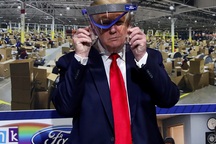 Ông Trump chỉ đeo khẩu trang “chớp nhoáng”, không muốn báo chí nhìn thấy