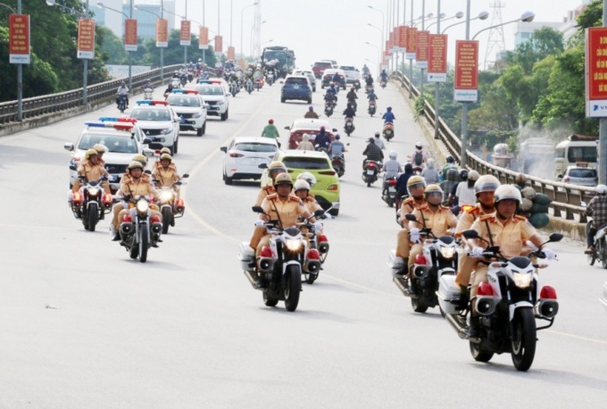 Công an tỉnh Thanh Hóa diễu hành, biểu dương lực lượng và tuyên truyền cao điểm tổng kiểm soát, xử lý nghiêm các hành vi vi phạm của xe ô tô kinh doanh vận tải hàng hóa bằng Container (Ảnh: Hà Phương)