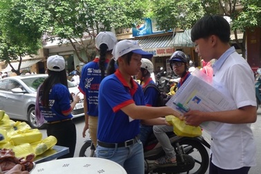 Một người dân nấu hơn 2.000 suất cơm “đãi” sĩ tử