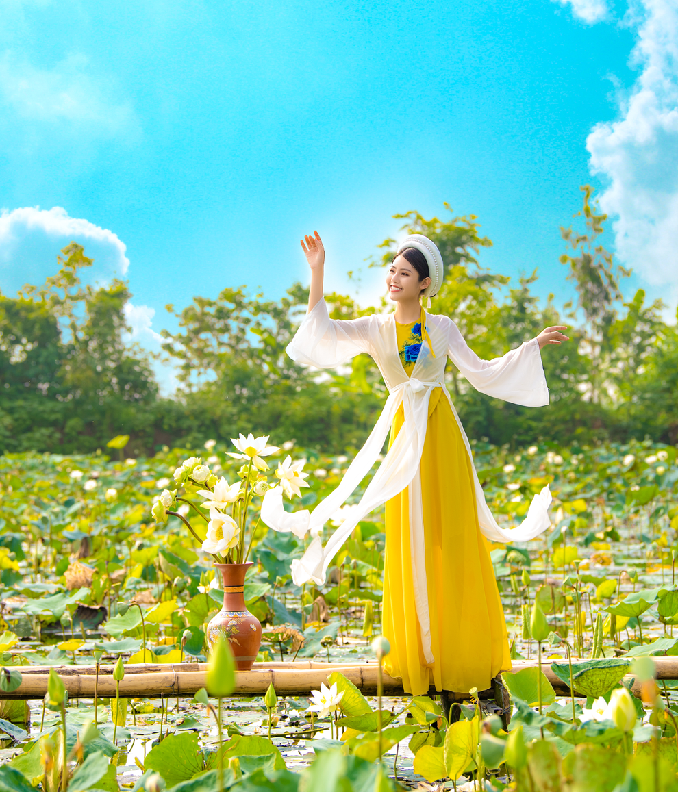 Diện áo yếm chụp ảnh với sen, làm thế nào để gợi cảm mà không phô? - 8 Diện áo yếm chụp ảnh với sen, làm thế nào để gợi cảm mà không phô? - 8
