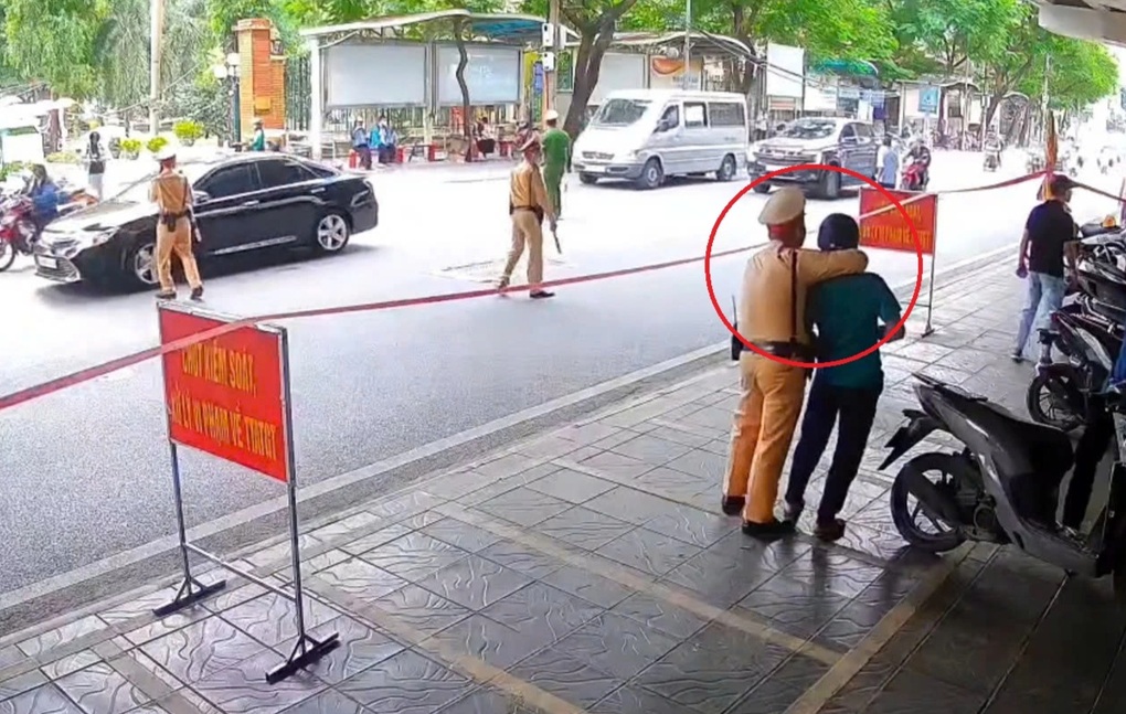 CSGT phát hiện đối tượng tàng trữ ma túy khi xử lý vi phạm giao thông - 1 CSGT phát hiện đối tượng tàng trữ ma túy khi xử lý vi phạm giao thông - 1