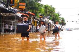 Du khách và người dân Hội An lại vất vả chạy lũ