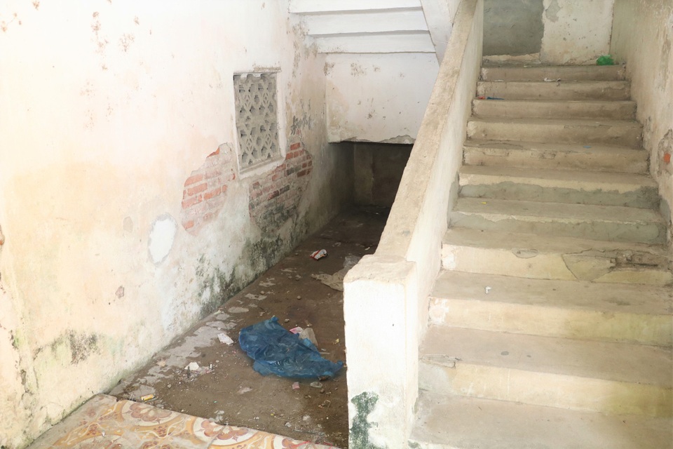 Trường “chờ sập” phải chuyển, phụ huynh vẫn mong con ở lại học lớp ẩm thấp - 2 Trường “chờ sập” phải chuyển, phụ huynh vẫn mong con ở lại học lớp ẩm thấp - 2