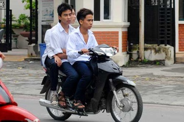Sẽ chấm dứt việc học sinh đi xe máy đến trường? 