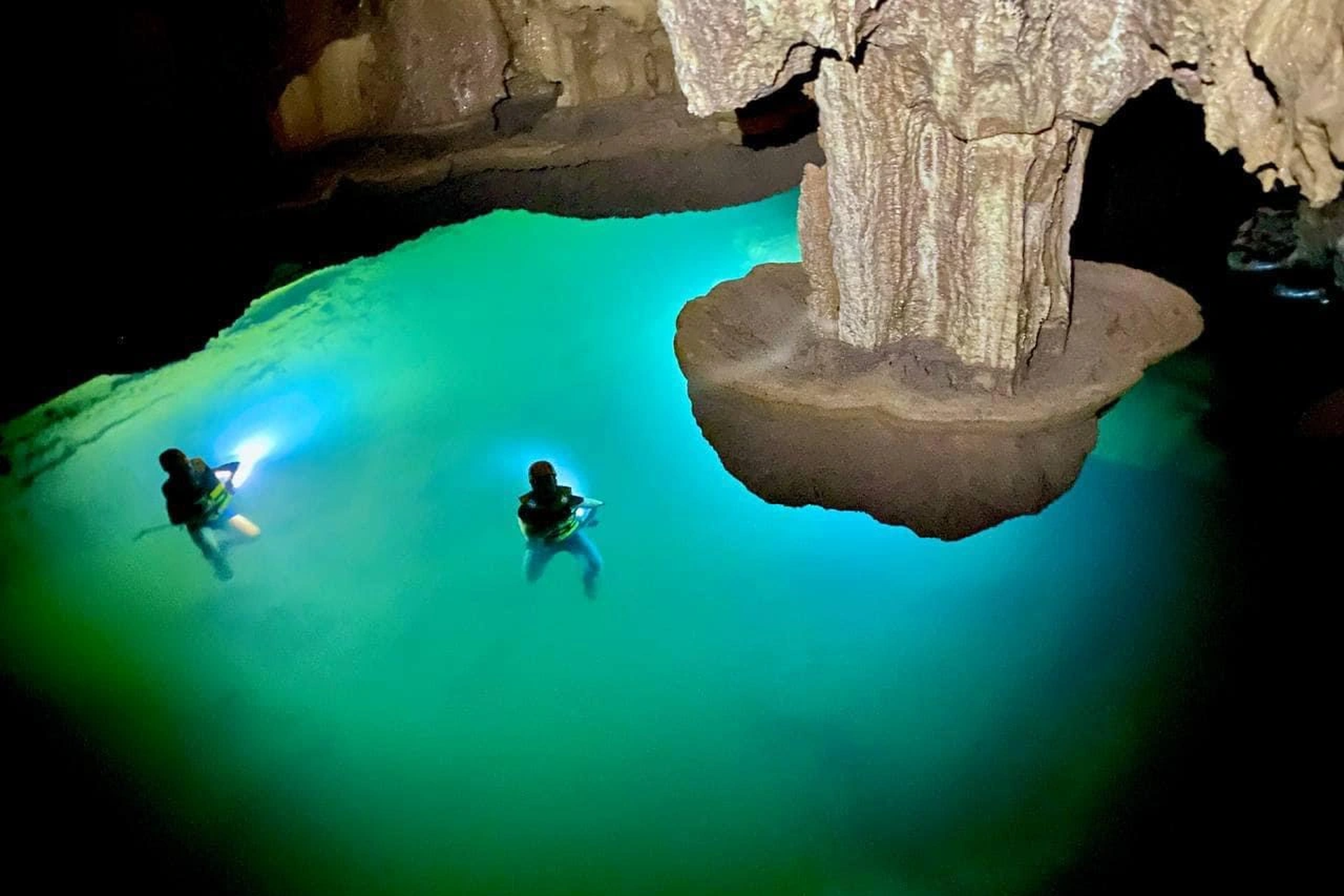Vẻ đẹp siêu thực trong hang động có hồ nước bí ẩn treo lơ lửng - 4