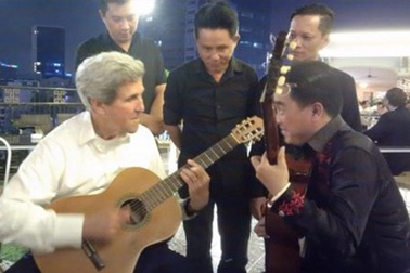 Ngoại trưởng Mỹ John Kerry chơi đàn ghi-ta trong chuyến thăm TP. Hồ Chí Minh
