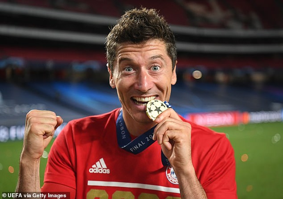 Lewandowski gây sốt khi ôm Cúp vô địch Champions League nằm ngủ - 2 Lewandowski gây sốt khi ôm Cúp vô địch Champions League nằm ngủ - 2