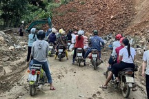 Sạt lở trên quốc lộ 279D ở Sơn La khiến giao thông ùn tắc