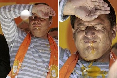 Chùm ảnh: Chính trị gia Séc bị “ăn” hàng trăm quả trứng