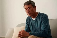 Gặp con nhà hàng xóm, tôi xấu hổ chỉ dám cúi đầu suốt 30 năm