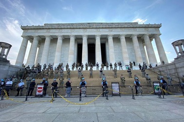 Hàng nghìn binh sĩ Mỹ tỏa khắp tuyến đường trấn áp bạo loạn