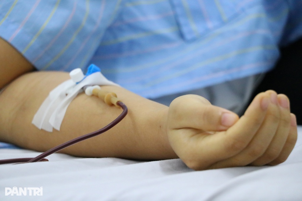 Mẹ nghèo lặng người khi được hỏi: Sao con lại bị ung thư? - 4 Mẹ nghèo lặng người khi được hỏi: Sao con lại bị ung thư? - 4