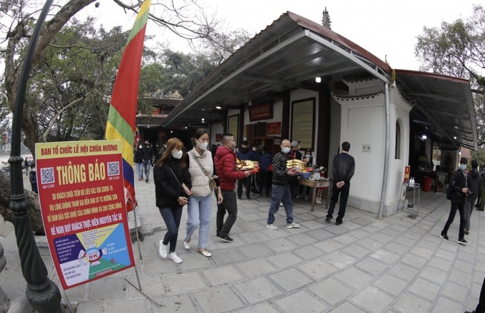 Người dân đi lễ chùa Hương (ảnh chụp sáng 15/2) Ảnh: M.Dũng