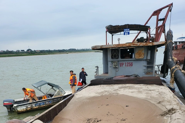 Bắt quả tang một tàu hút cát trái phép trên sông Hồng