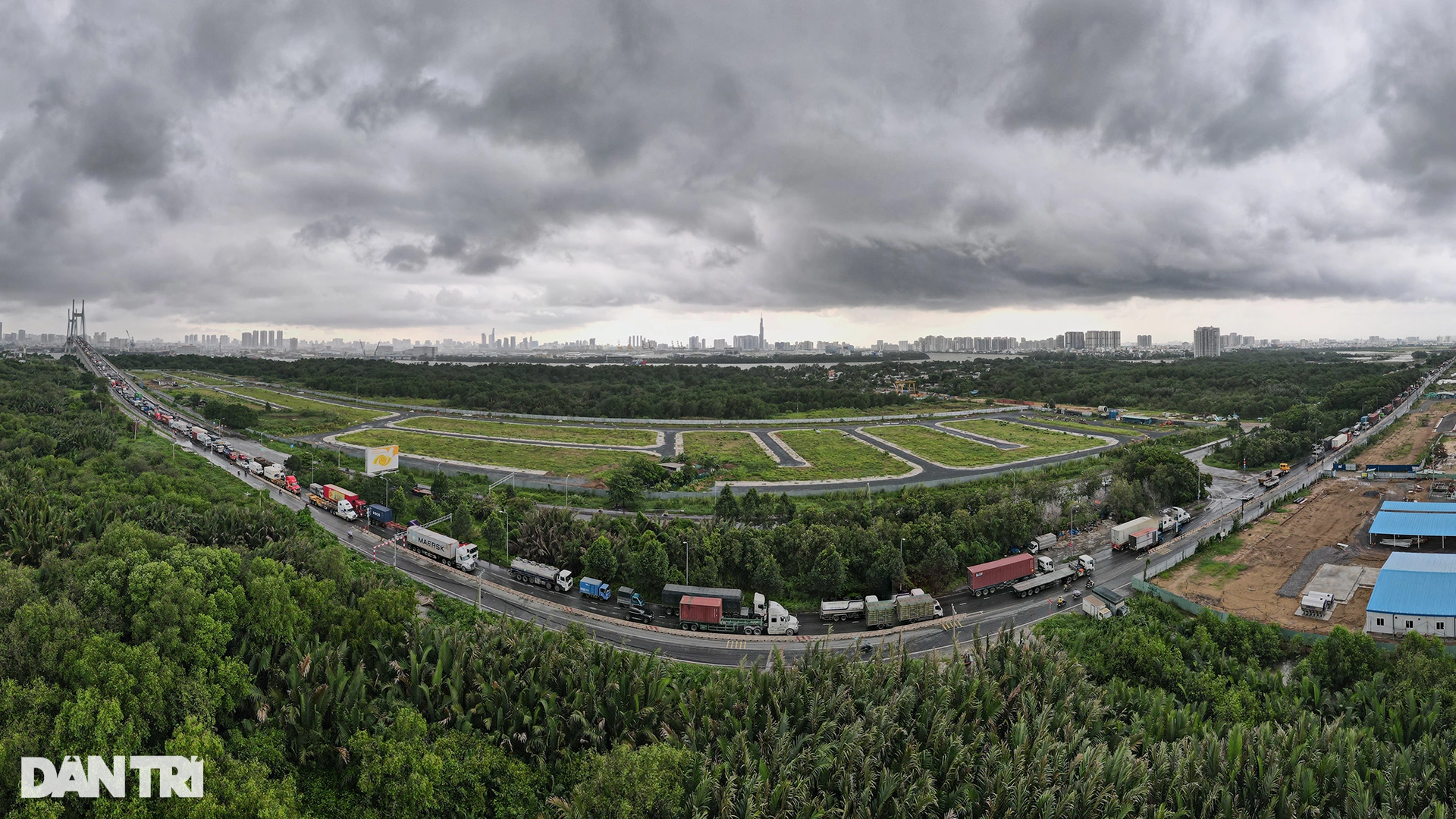 Dòng xe container kẹt từ trưa đến chiều, kéo dài gần 2km trên cầu Phú Mỹ - 4 Dòng xe container kẹt từ trưa đến chiều, kéo dài gần 2km trên cầu Phú Mỹ - 4