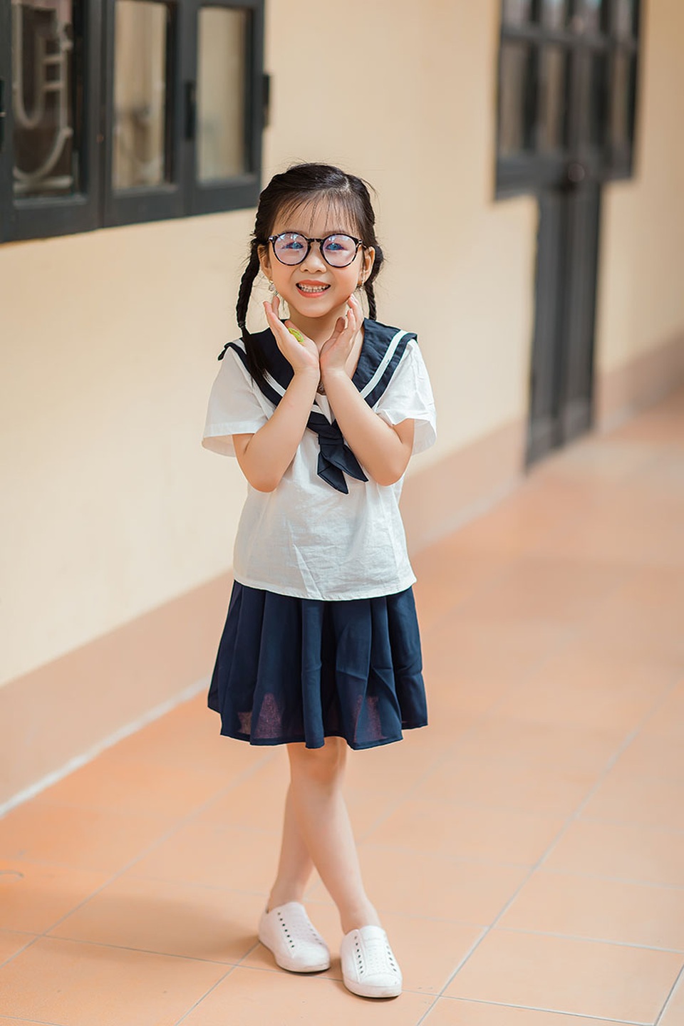 Bé gái 6 tuổi nhí nhảnh, dễ thương với bộ ảnh đồng phục học sinh - 3 Bé gái 6 tuổi nhí nhảnh, dễ thương với bộ ảnh đồng phục học sinh - 3