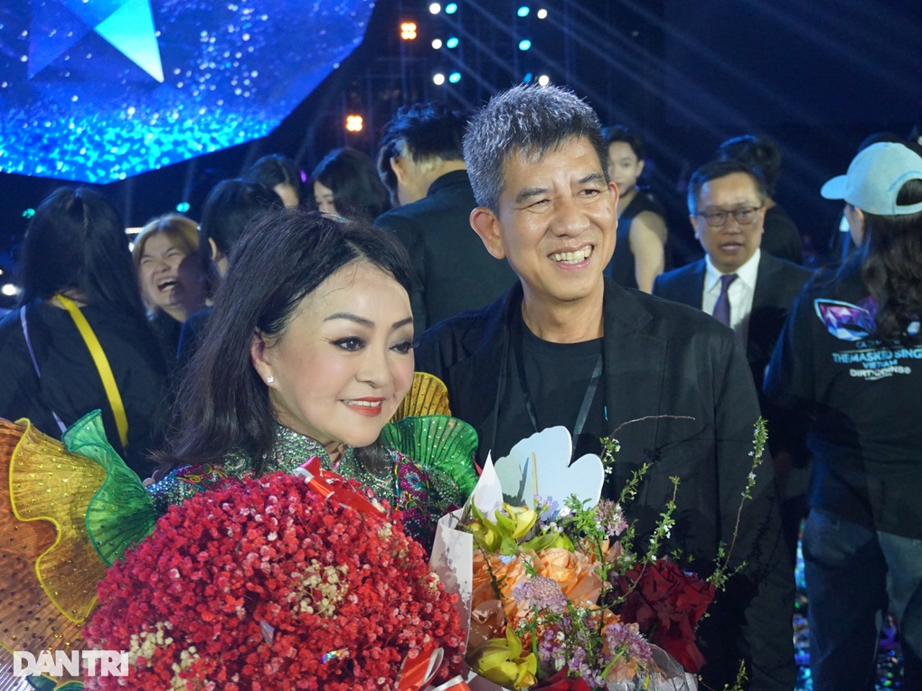 Cú Tây Bắc Hương Lan: Kỷ niệm 35 năm kết hôn, tuyên bố giã từ sân khấu - 3 Cú Tây Bắc Hương Lan: Kỷ niệm 35 năm kết hôn, tuyên bố giã từ sân khấu - 3