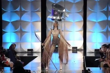 Hoàng Thuỳ trình diễn trang phục "Cafe' phin sữa đá"