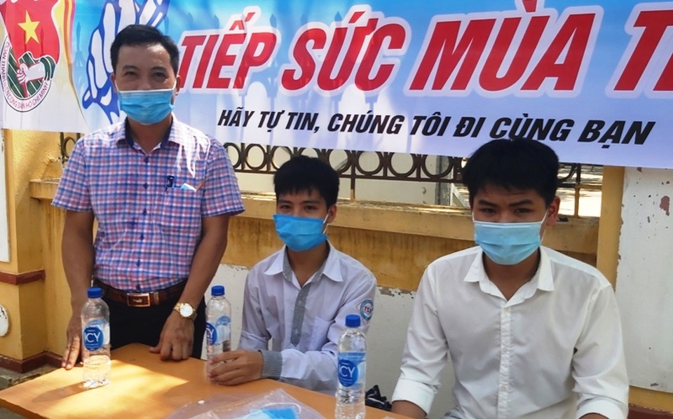 Xúc động hình ảnh nam sinh cõng bạn vào phòng thi tốt nghiệp THPT - 7 Xúc động hình ảnh nam sinh cõng bạn vào phòng thi tốt nghiệp THPT - 7