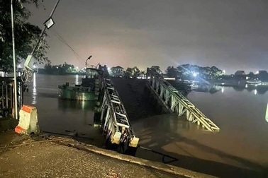 Nước lũ dâng cao làm đứt cầu phao Ninh Cường ở Nam Định