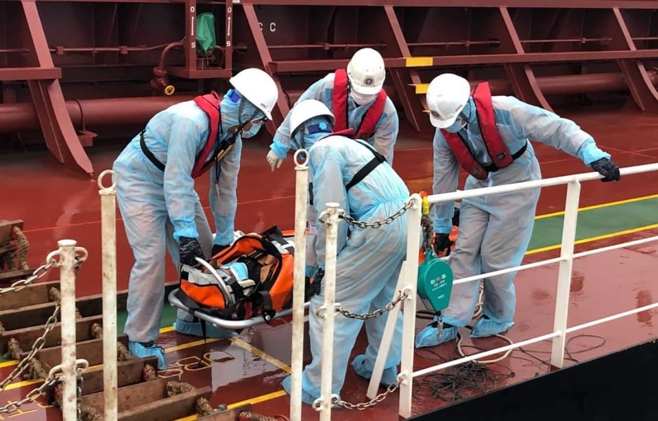 Thủy thủ bảo hộ kín mít khi cứu thuyền viên Philippines thời dịch corona - 3 Thủy thủ bảo hộ kín mít khi cứu thuyền viên Philippines thời dịch corona - 3