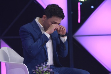 Trấn Thành “nghẹn lời” trước cô giáo hát vì bạn mắc bệnh hiểm nghèo