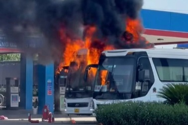 Hai xe khách cháy ngùn ngụt trước cây xăng