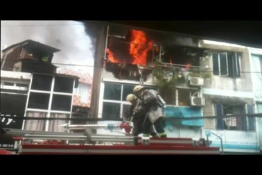 Biển lửa bao trùm căn nhà 2 tầng