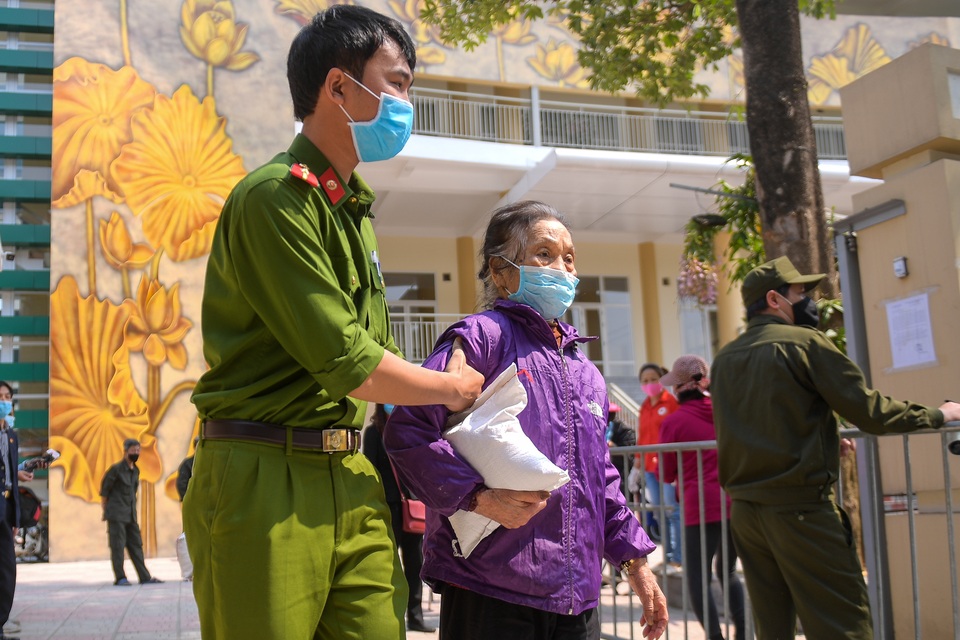 Thêm điểm phát gạo, thực phẩm miễn phí cho người khó khăn ở Hà Nội - 10 Thêm điểm phát gạo, thực phẩm miễn phí cho người khó khăn ở Hà Nội - 10